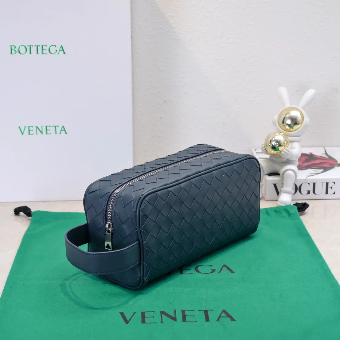 Batch 1280 BOTTEGA VENETA 2024 new INTRECCIATO classic toiletry bag, the choice of discerning people. The low-key luxury quality is the interpretation of its brand. If you like low-key BV, it is the first choice~~ Style number: 7799 Size: 26*13*10cm